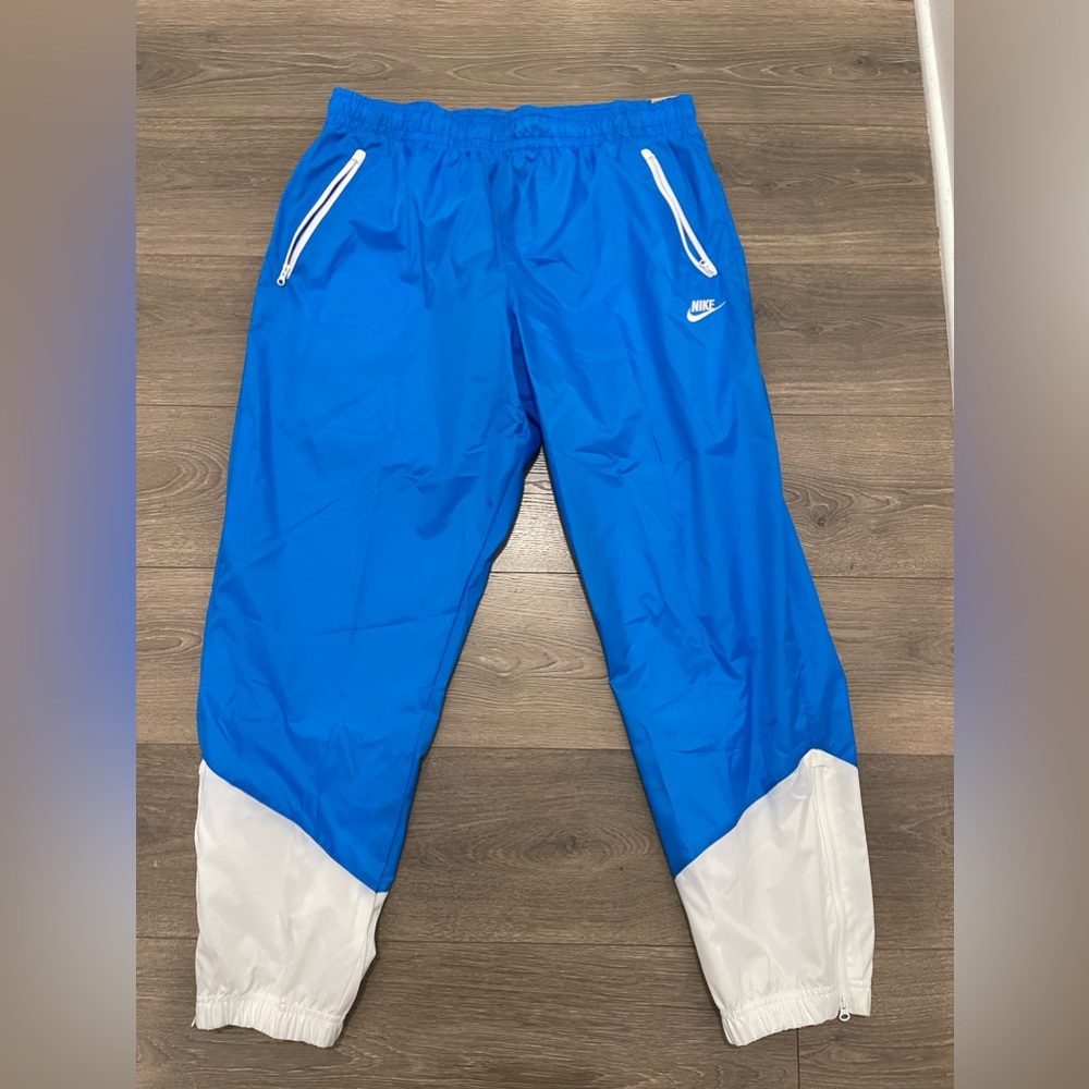 🔥 Nike Windrunner
Men's Woven Lined Pants🔥